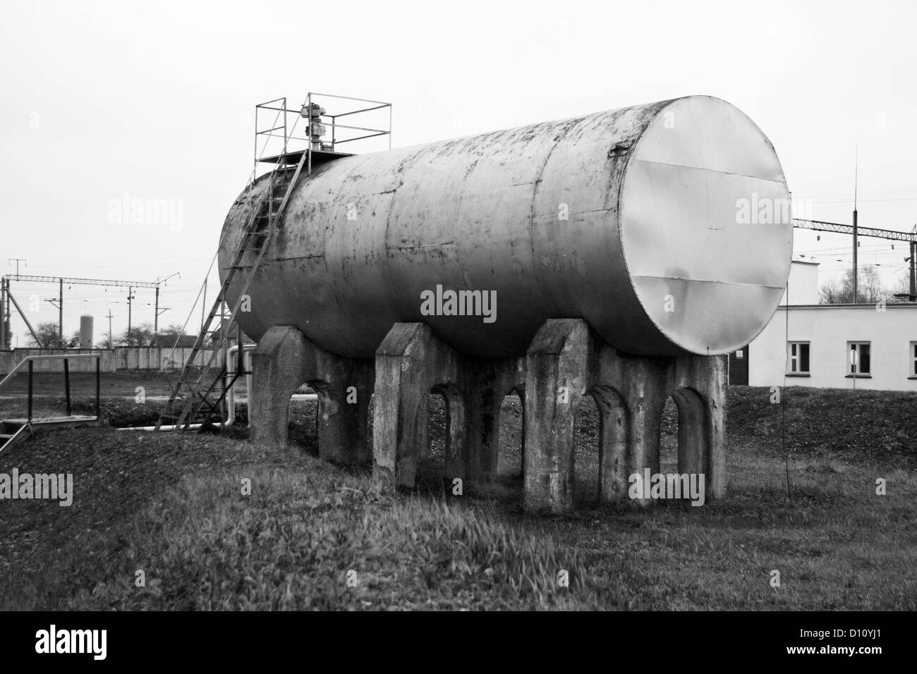 old-tank-and-rusty-ladder-on-the-gas-filling-stations-D10YJ1